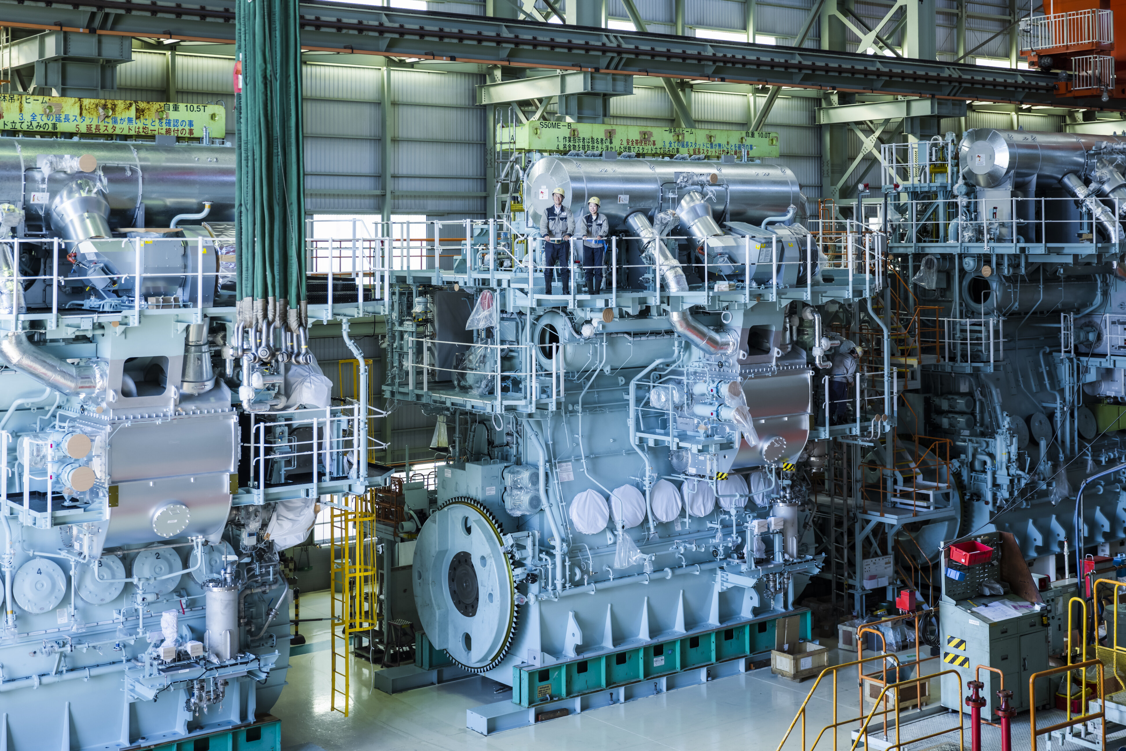 製造中の舶用巨大エンジン